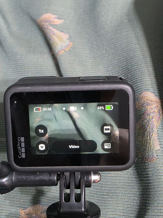 GoPro HERO 13 Black + 4 baterii + Hub încărcare + multe accesorii