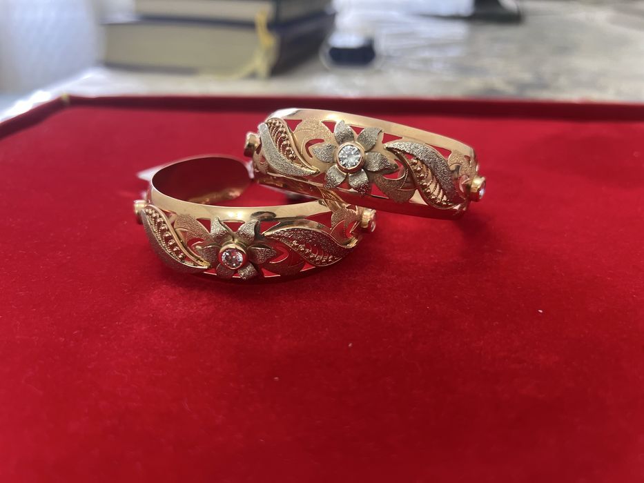 Xizmatkor tomosha qilayotganda egalari jinsiy aloqada bolishadi.