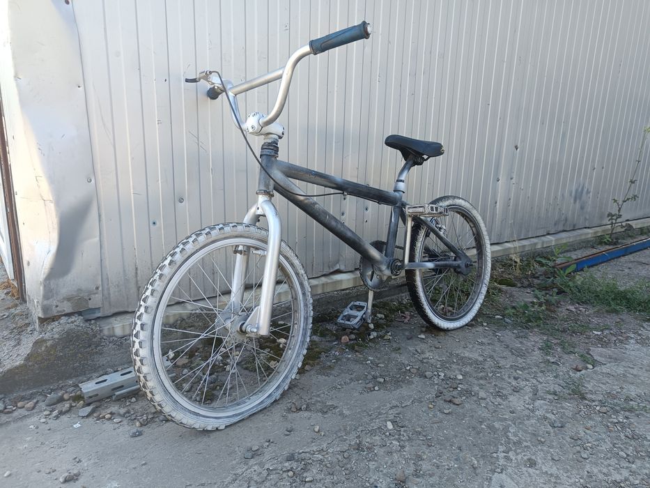Vând bicicleta BMX 20"