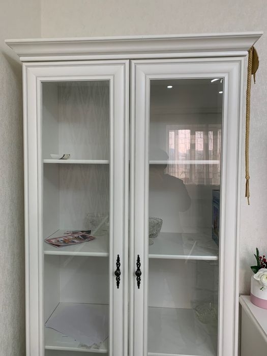Продам шкаф витрину для гостиной