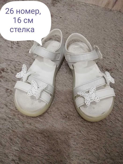 Бели детски сандали