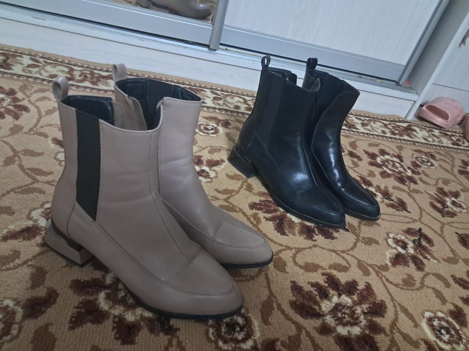 Продам две ботинки женские