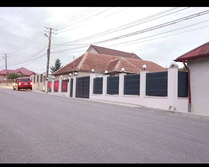 Usa Garaj "paznic mut de fier și șina, usa-si face treaba-n tihnă"