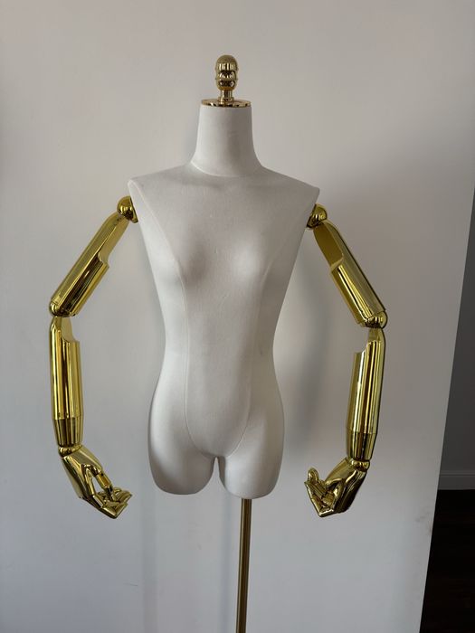 Манекен выстовочный