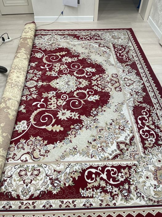 Красный ковер средний