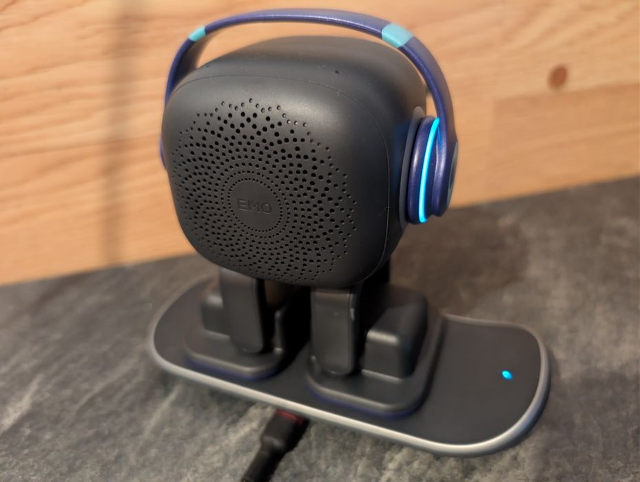 Robot Emo, AI Desktop Pet, Living.AI