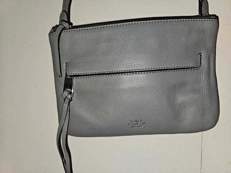 Сива естествена кожена дамска кросбоди чанта н марката Vince Camuto New York