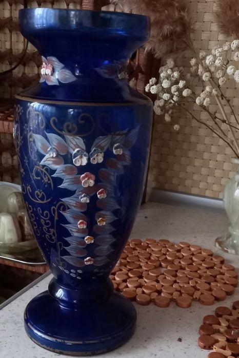Продам  синию вазу,производство  Чехословакии,,керамику,хрустал