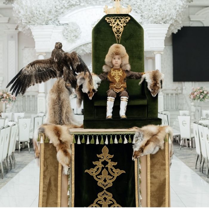 Трон, тақ, сүндет той