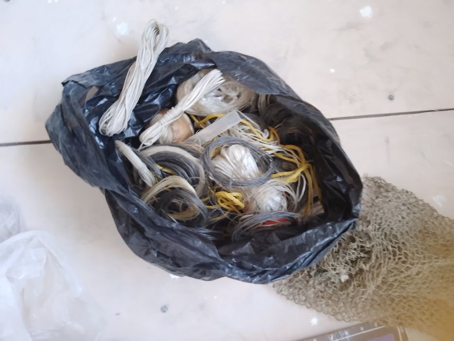 Удочки, спиннинг, сети и другие принадлежности для рыбалки