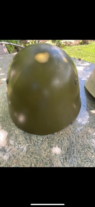 Военни каски- стоманени, маслено зелени