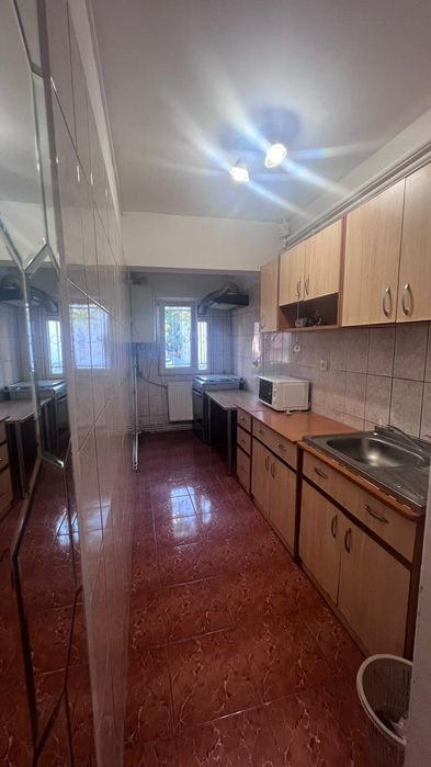 Inchiriez garsoniera decomandata cu centrala  proprie si aer conditionat