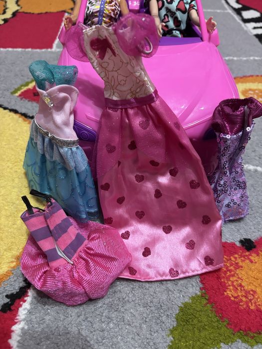 Masina si 2 papusi Barbie