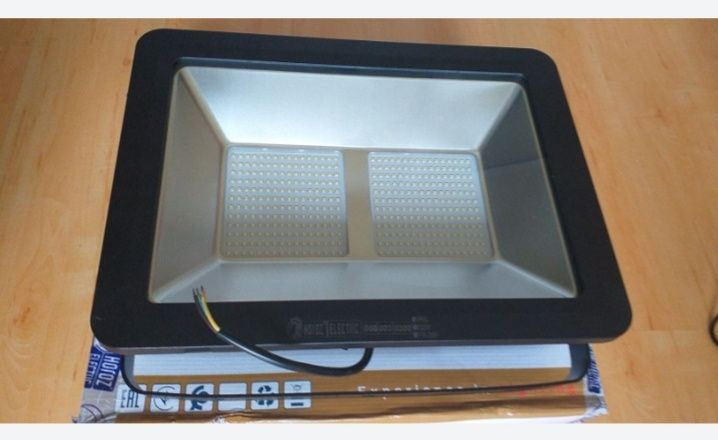 Proiector puternic 2400W cu leduri SMD 300W