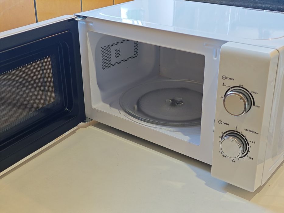 Cuptor cu Microunde (Microwave) 700W, 20L