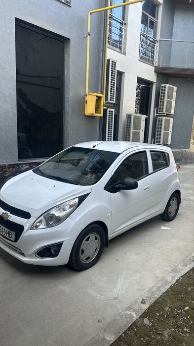 Спарк белый в хорошем состоянии