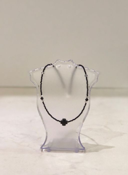 Колиета изработени с естествени камъчета, стъклени камъчета и мъниста