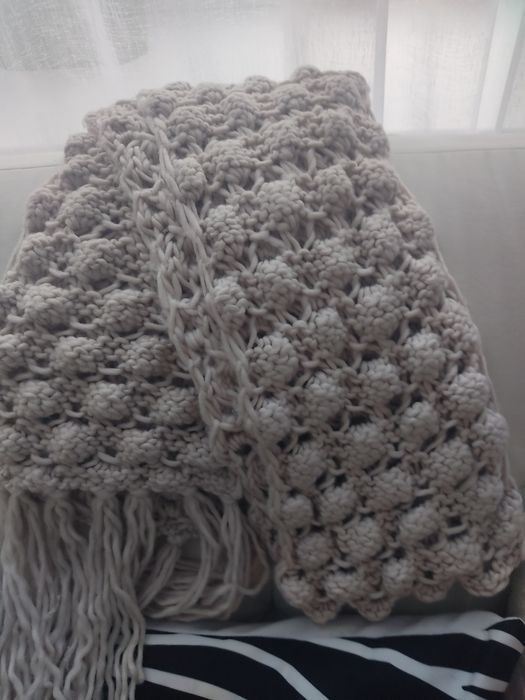 Отдам зимние шапки, шарфы