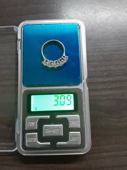 Златен пръстен с 5 камъка