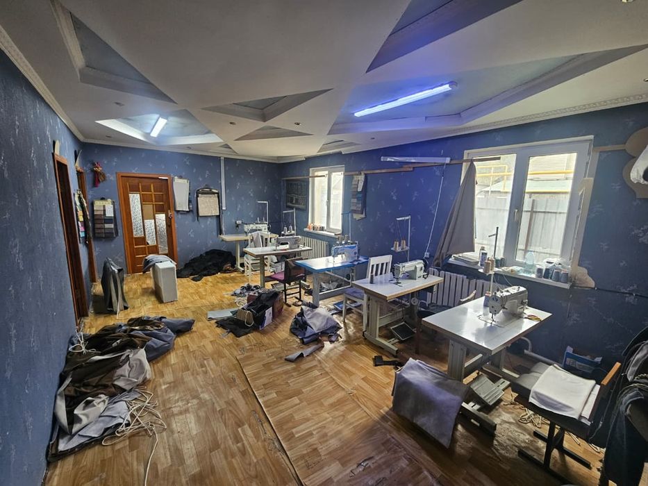 Дом с мебельным цехом