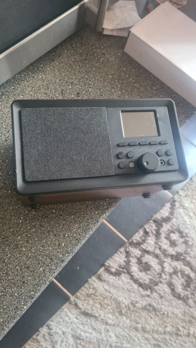Radio retro nou, cu telecomandă.