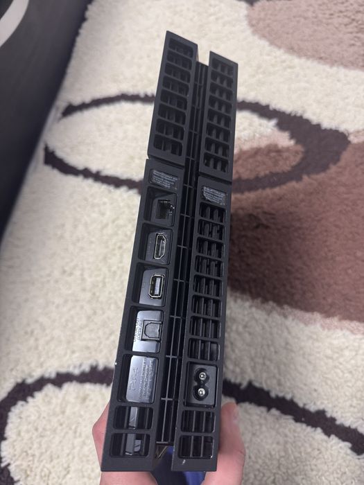 PS4 + 2 controllere + cont FC 25 – întreținut