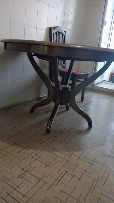 Стол кухонный из натурального дерево.