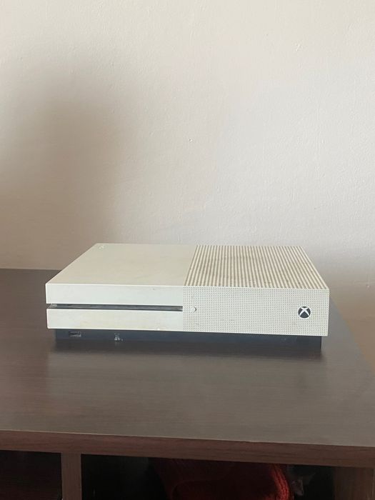 X boxe one S plus fifa 21 , gta 5