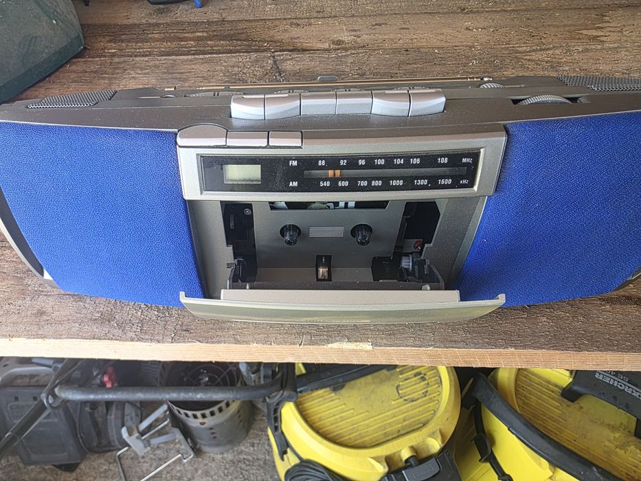 Vand 2 radiocasetofoane Grundig si Universum