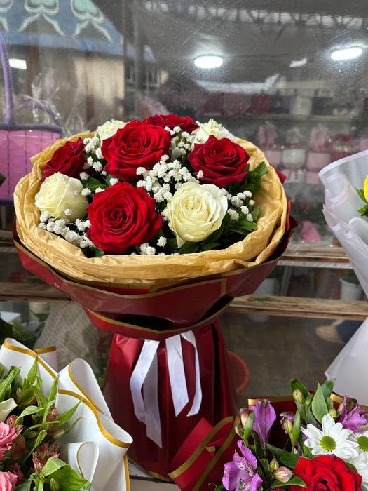 Buket gullar atirgullar oq qizil roxiviy