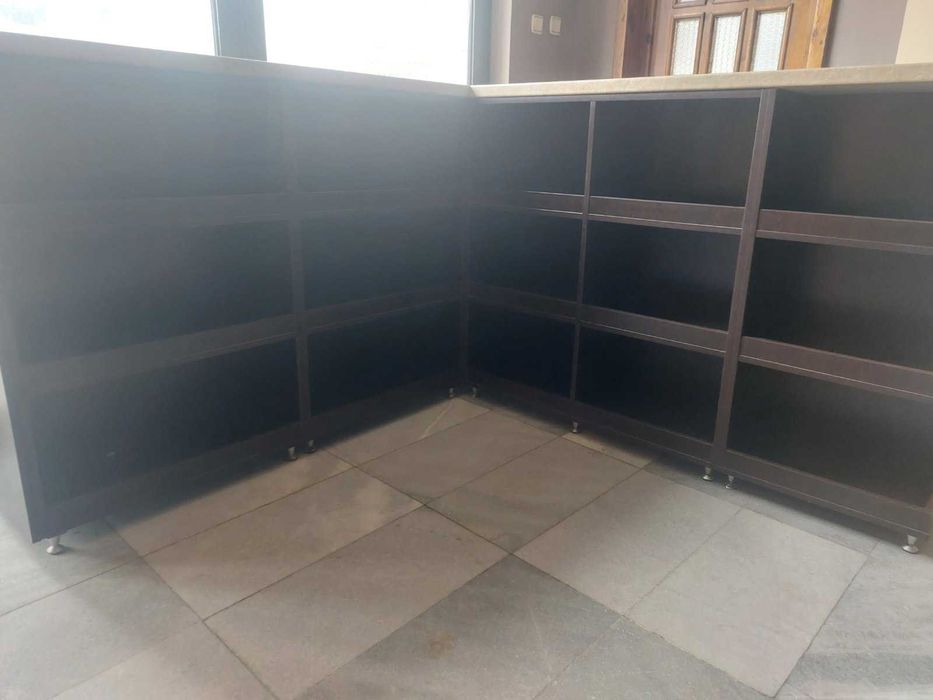 Продавам каса с рафтове за магазин.