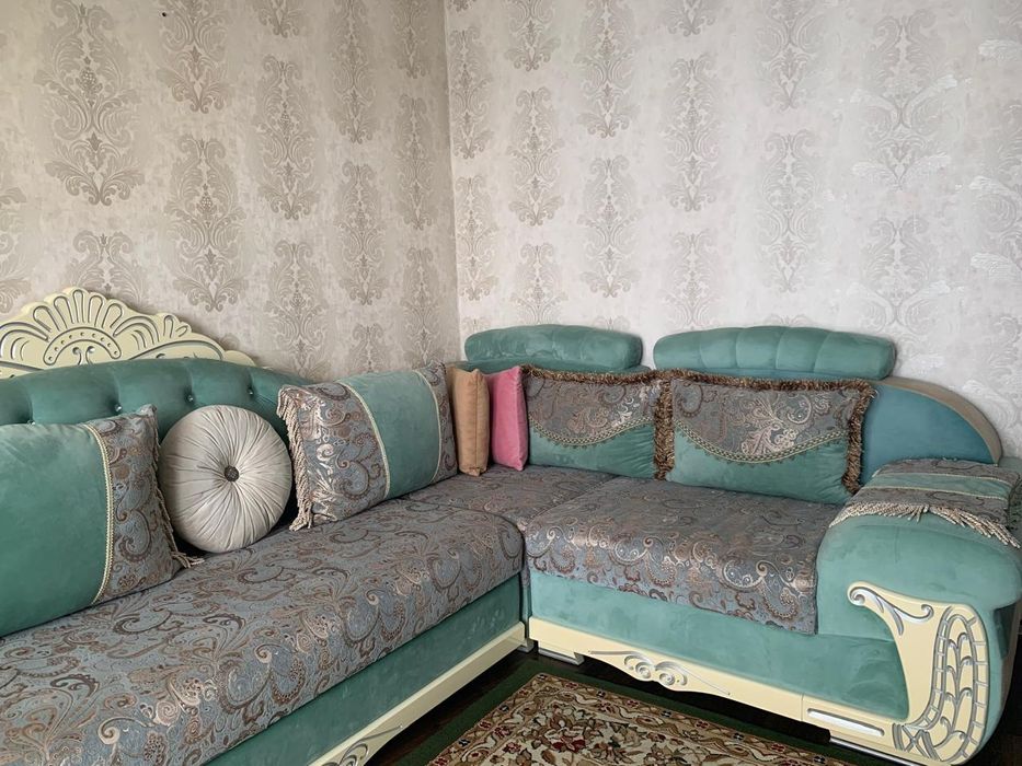 Продам диван для гостинной (ковер в подарок)