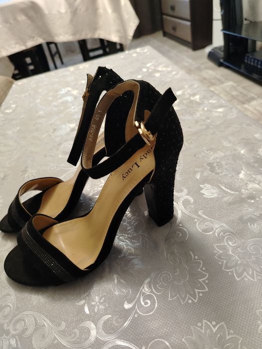 Продам босоножки