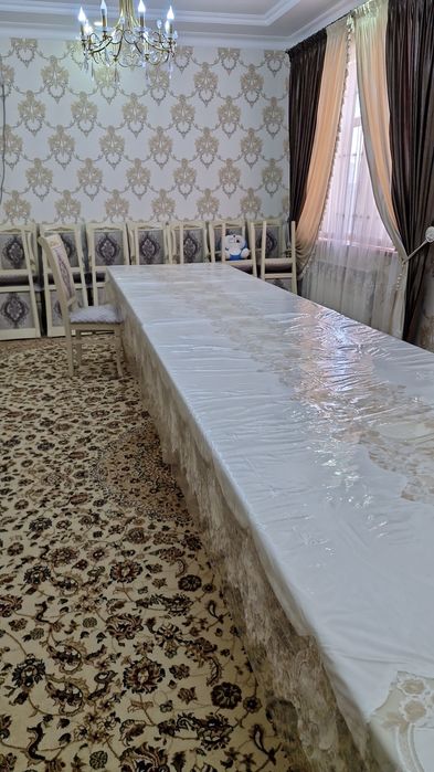 Стол со стульями для гостиной