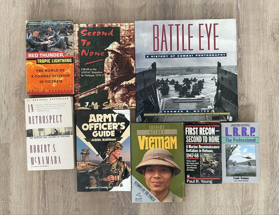 Colectie de carti si albume documentare,  despre razboiul din Vietnam