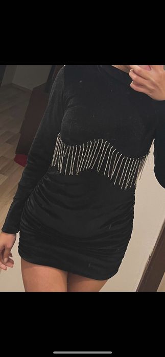 Елегантна черна рокля с дълъг ръкав и камъчета - хс размер