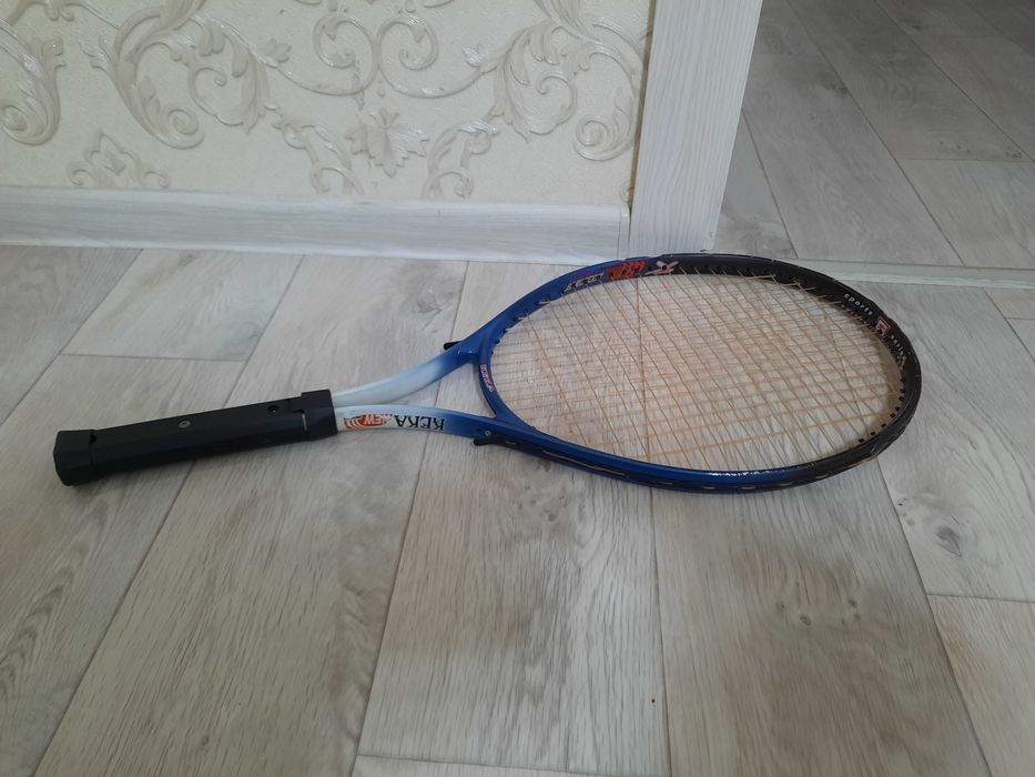 Теннисная ракетка