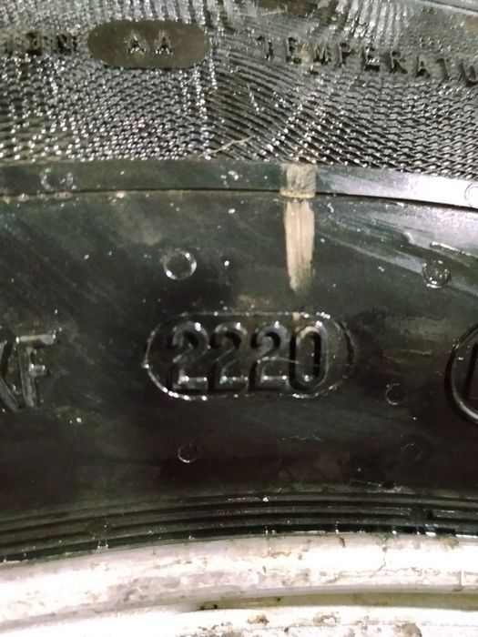 Литой легкосплавный диск вместе с летней шиной