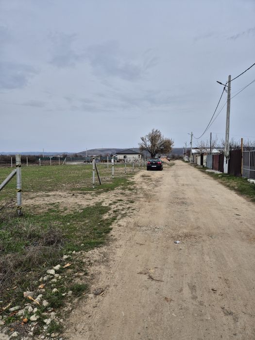 Vand teren Simian cu utilitati