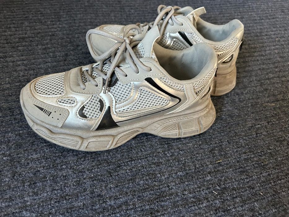 Продам женские кроссовки