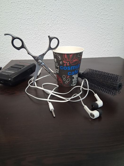 Frizerie,tund domni și doamne în vârstă,la domiciliul clientului.(doar cazuri  cu dificultăți de deplasare).Vă mulțumesc!
