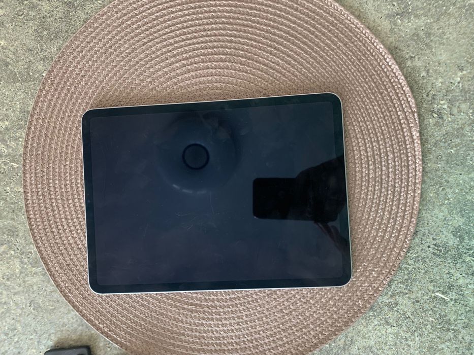 IPad 11 pro неизползван , има драскотина като косъм на горната част на екрана