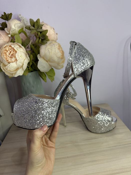 Сандали на висок ток