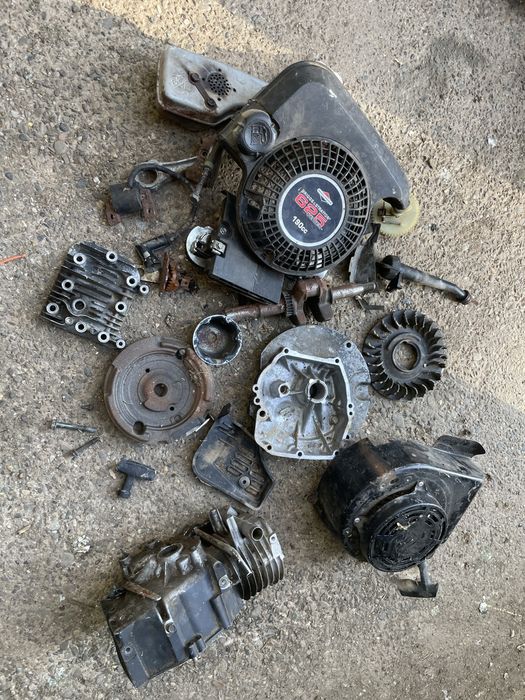 Dezmembrez motor BRIGGS&STRATTON