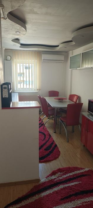 Închiriez apartament central cu 3 camere.