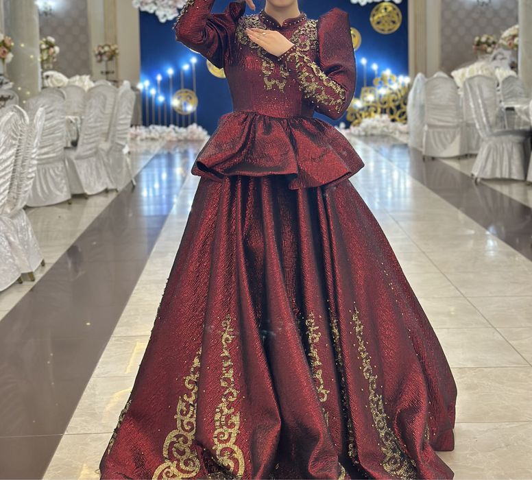 денесінде жазуы бар жалаңаш әйелдер