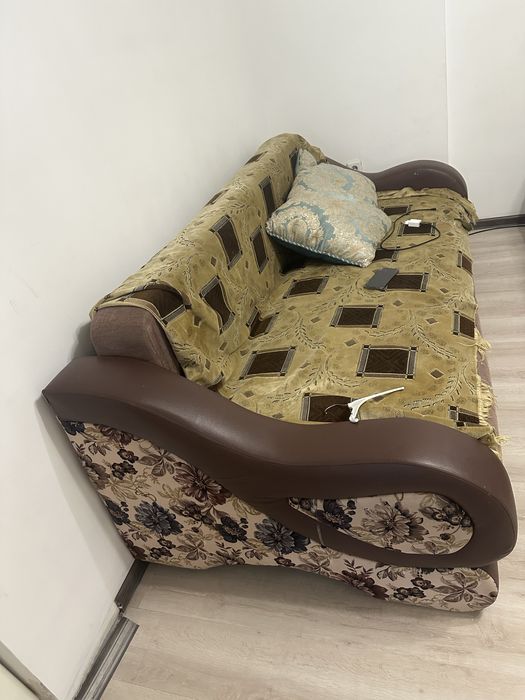 Продам диван, зеркало, тумбочки 2 шт