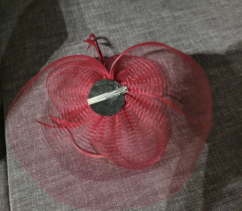 Карнавална шапка - с воал и пера