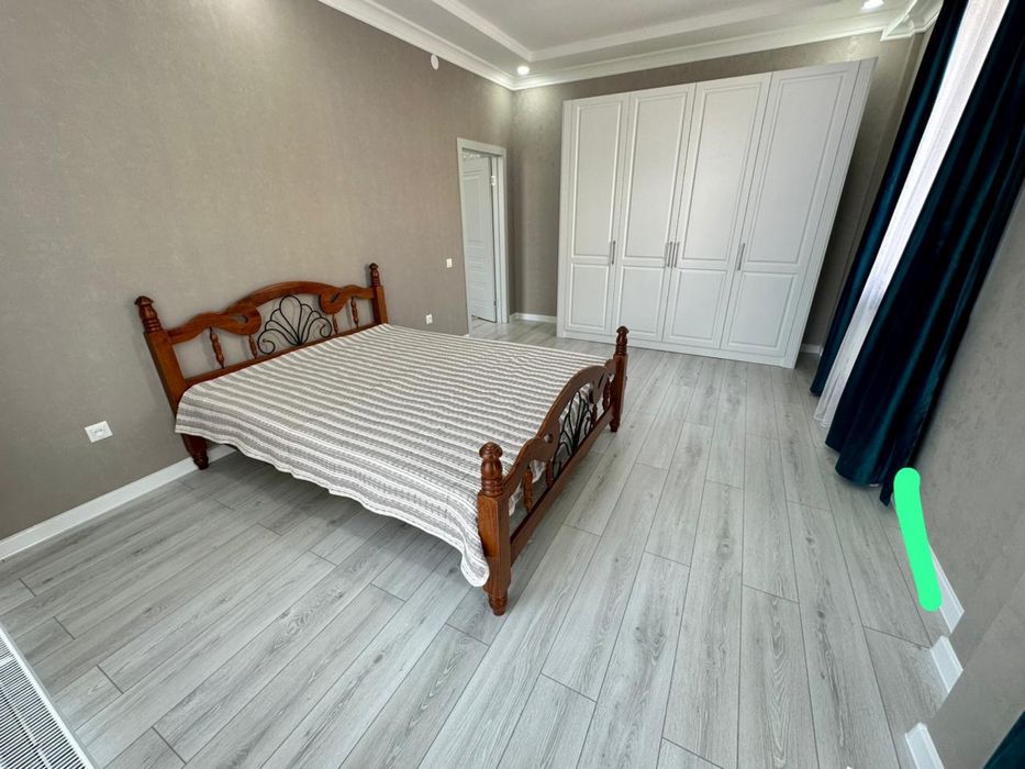 Кровать без матраса