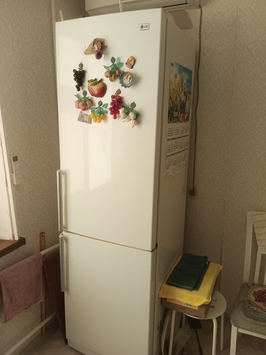 Продам холодильник 2 метровый